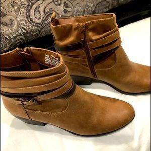 Low heel zip up boot